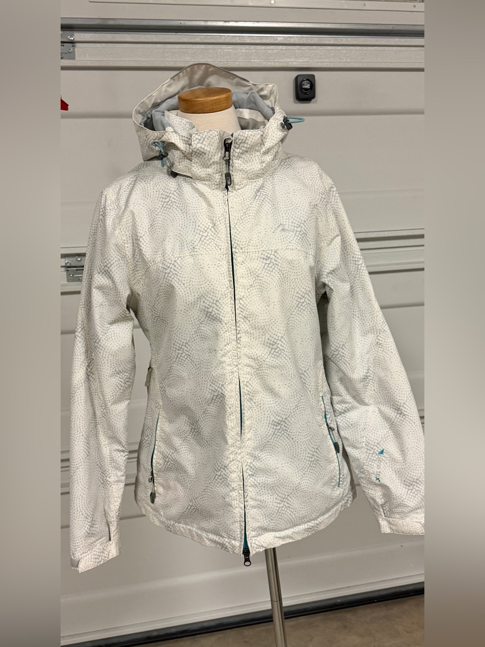 Columbia White Patterned Ski Jacket with Teal Accents